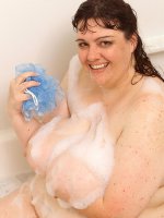 Naughty Milf BBW Sincerely Yours is having fun exposing herself in tub